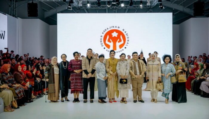 Kahiyang Ayu Perkenalkan Wastra Kota Medan di JFW 2023