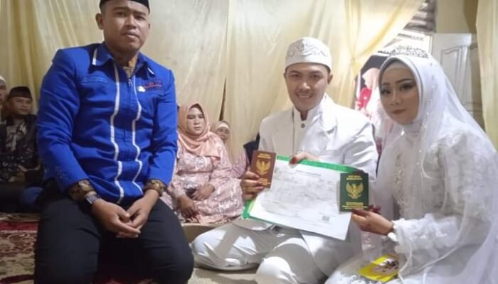 KUA Sidikalang Serahkan Adminduk Kedua Mempelai Usai Akad Nikah 
