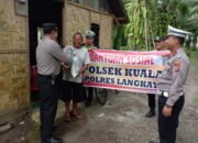 Kapolsek Kuala Berikan Bansos Jumat Berkah ke Warga Kurang Mampu