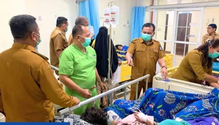 Sekdakab Labuhanbatu Kunjungi Warga Keracunan Makanan