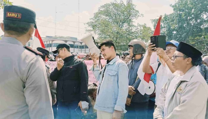 Puluhan Masyarakat Aksi di Depan Kantor Pemkot Medan Tuntut Selesaikan Legalitas Kepemilikan Tanah 