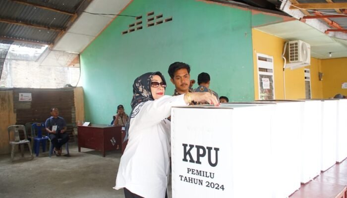 Plt Bupati Labuhanbatu Nyoblos di Ujung Bandar