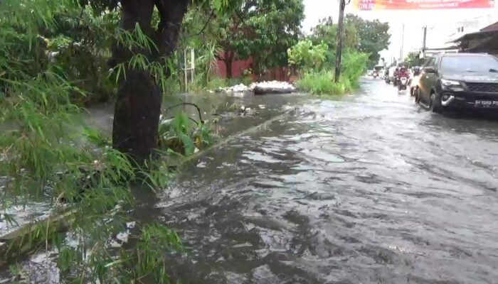Percut Sei Tuan Satu Jam Diguyur Hujan, Jalan Tertutup Air Bagai Sungai
