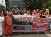 Warga Blokade Jalan Kenduri, Larang Truk Muatan Lebih 8 Ton Melintas