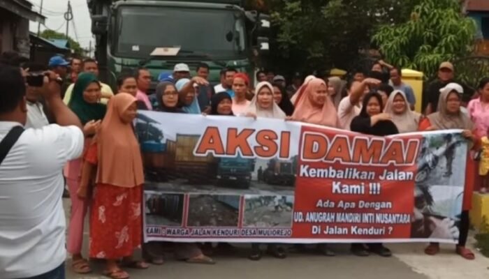 Warga Blokade Jalan Kenduri, Larang Truk Muatan Lebih 8 Ton Melintas