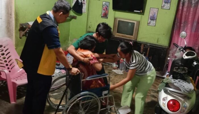 Ketua Permabudhi Sumut Berikan Kursi Roda kepada Warga Pulo Brayan Kota