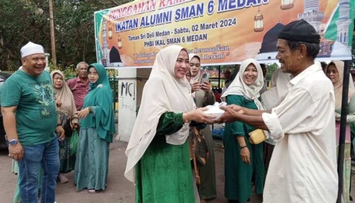 IKAL SMA Negeri 6 Medan Bagikan Ratusan Nasi Bungkus 