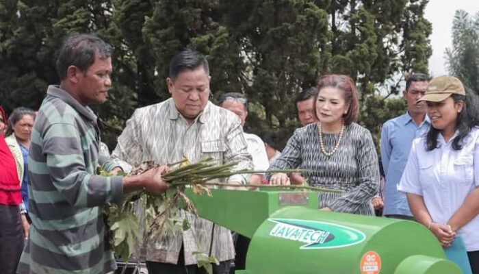 Bupati Dairi Serahkan Alsintan untuk Tingkatkan Kesejahteraan Petani&nbsp;