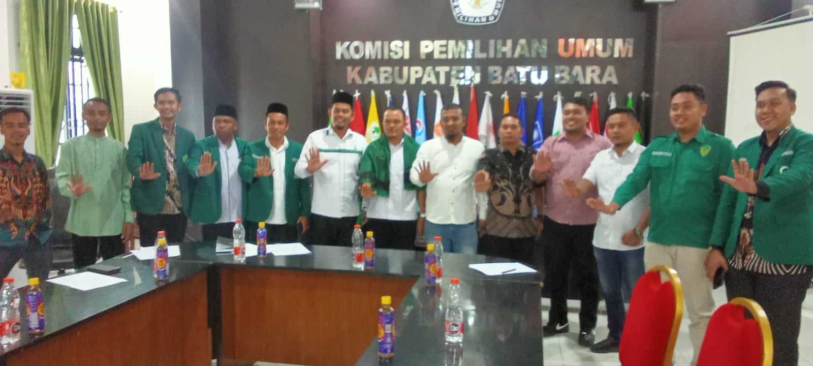 Ayahanda Al Asari di dampingi pengurus daerah Al Jam'iyatul Washliyah saat foto bersama dengan Ketua dan jajaran KPU Batu Bara di Sekretariat kantor Komisi Pemilihan Umum jalan Perintis Kemerdekaan, Kecamatan Lima Puluh, Senin (22/04/2024). (kedannews.com/Amin).