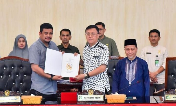 Foto : Ketua DPRD Medan, Hasyim menyerahkan Dokumen rekomendasi Laporan Keterangan Pertanggung Jawaban (LKPJ) Tahun Anggaran 2023 kepada Walikota Medan, Bobby Afif Nasution. (kedannews.com/nett)
