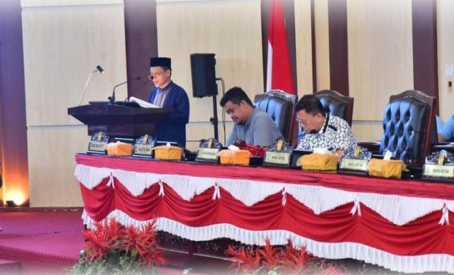 Foto : Wakil Ketua DPRD Kota Medan, H. Rajudin Sagala saat menyampaikan Rekomendasi DPRD Kota Medan terhadap LKPJ Tahun Anggaran 2023 kepada Kepala Daerah untuk perbaikan ke depannya. (kedannews.com/ist)
