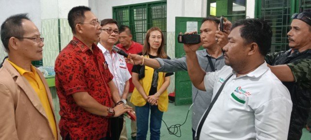 Foto : Ketua Permabudhi Sumatera Utara yang juga Anggota DPRD Medan, Wong Chun Sen Tarigan didampingi Wakil Ketua Permabudhi Sumatera Utara, Ang Pung Siong, Tokoh Masyarakat Tionghoa, Rudi Wu serta pengurus Permabudhi Sumut melakukan silaturahmi dan membagikan tali asih. (kedannews.com/ist)
