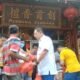 Foto : Ketua Permabudhi Sumut yang juga Anggota DPRD Medan, Wong Chun Sen Tarigan saat membagikan sembako kepada warga prasejahtera dalam memperingati HUT Sewa Han Tan Kong. (kedannews.com/ist)