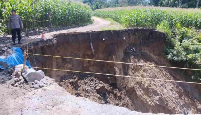 Polsek Tigalingga Lakukan Peninjauan Terhadap jalan yang Putus Akibat Longsor