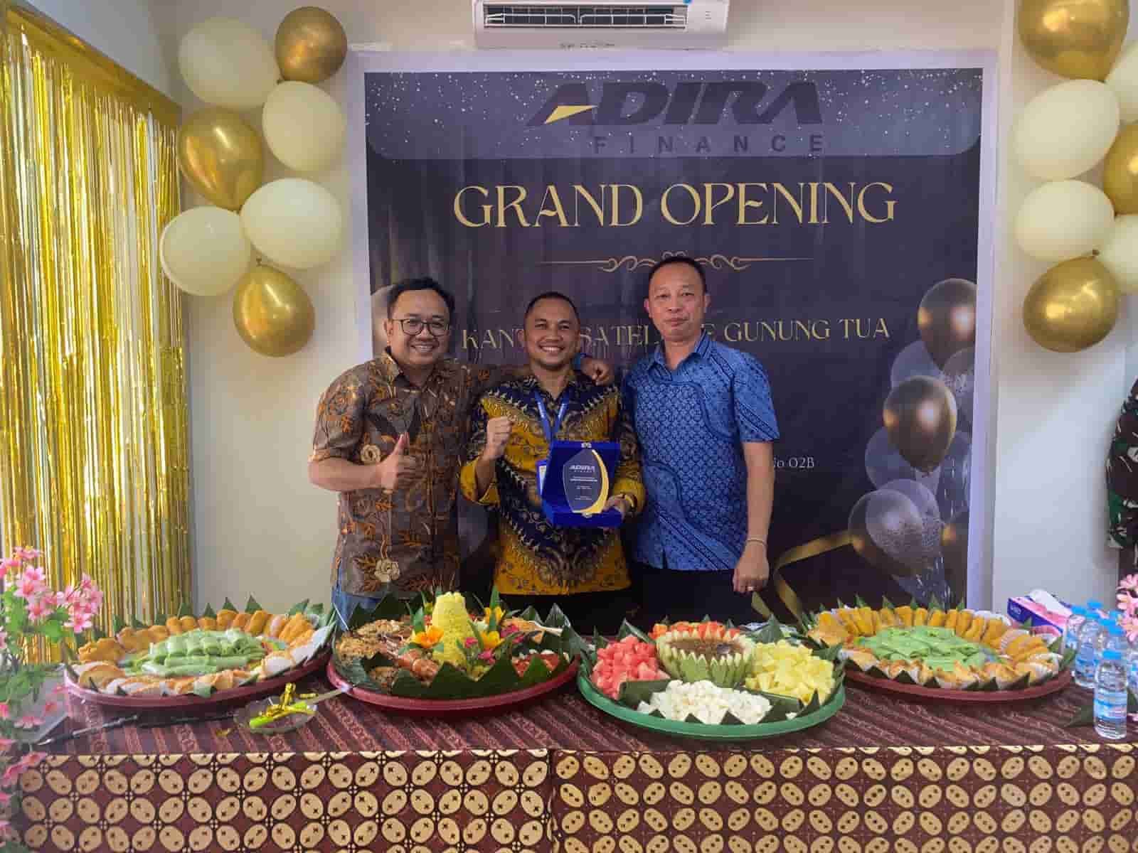 Kepala Wilayah Bagian Utara Adira Finance Iwan Chandra Saat foto bersama dengan Mulkhan Suhairi (Head Of Satellite Gunung Tua) dan Ahmad Syahputra (Head Of Branch SSD Rantauprapat) usai acara pembukaan Kantor Satelit di Padang Lawas Utara, Kamis (25/4/2024). (kedannews.com/Doday Gultom)