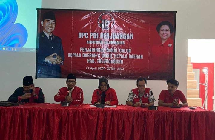 Ketua DPC PDI Perjuangan Kabupaten Tulungagung Hj. Susilowati, S.E., (Tengah) saat konferensi pers di kantor PDI Perjuangan Tulungagung, Jumat (26/4/2024), (kedannews.com/ist).