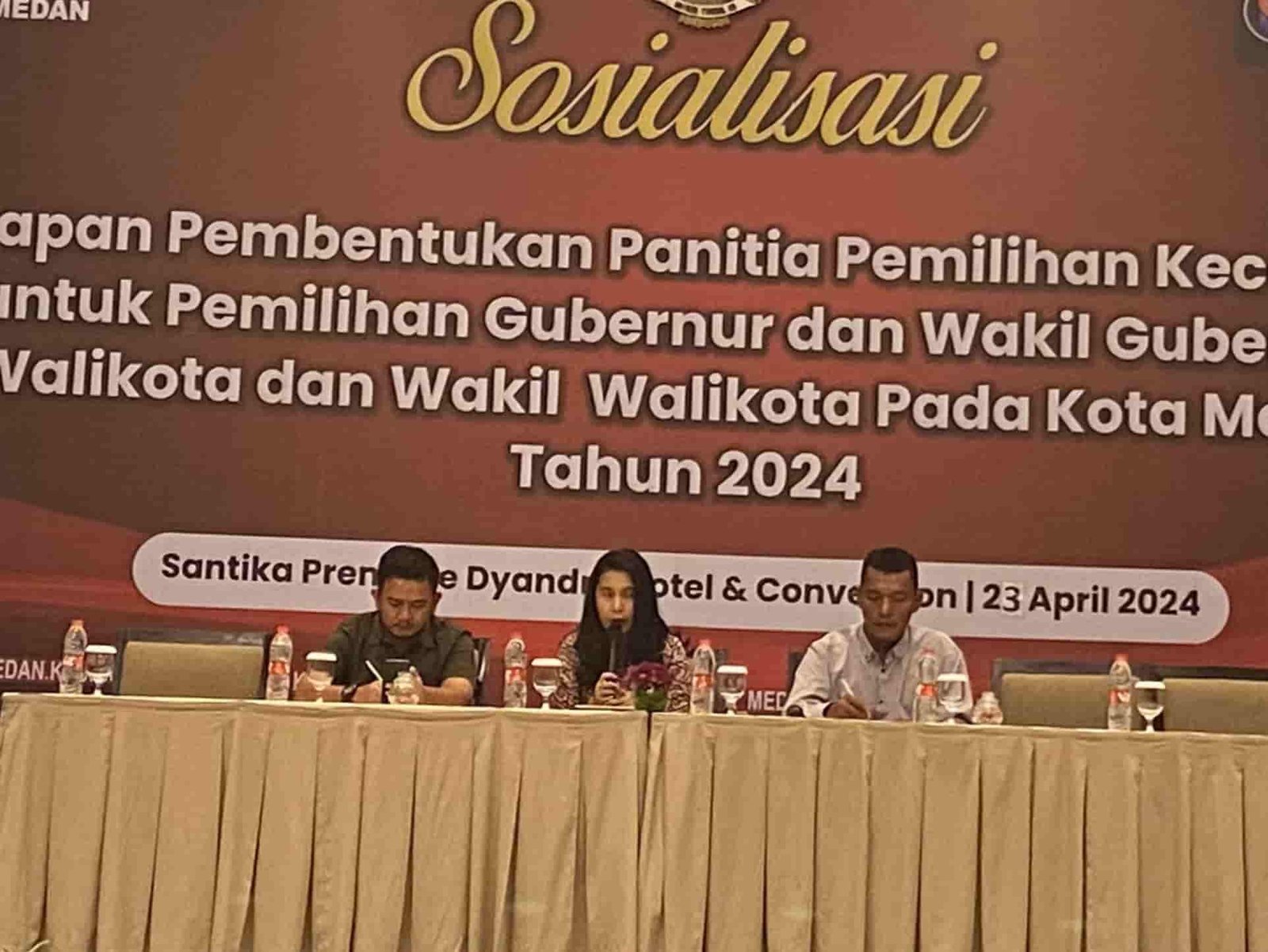 Ketua KPU Medan Mutia Atiqah (tengah) didampingi dua komisioner KPU Medan, Bobby Niedal Dalimunthe dan Saut Sagala (kemeja putih) pada Sosialisasi Tahapan Pembentukan PPK di Medan, Selasa (23/4/2024). (kedannews.com/ist).