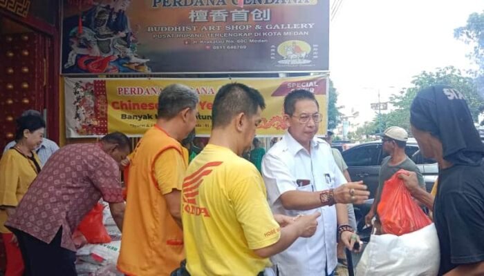 Peringati HUT Dewa Han Tan Kong, Ketua Permabudhi Sumut Wong Chun Sen Bersama Perdana Cendana Bagi Sembako