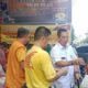 Ketua Permabudhi Sumut yang juga Anggota DPRD Medan, Wong Chun Sen Tarigan saat membagikan sembako kepada warga prasejahtera dalam memperingati HUT Sewa Han Tan Kong, di depan Toko Perdana Cendana di Jalan Gunung Krakatau, Kelurahan Glugur 1, Kecamatan Medan Timur, Selasa (23/4/2024). (kedannews.com/Aris).