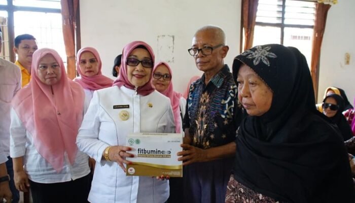 Kunjungi Panti Jompo, Plt. Bupati Labuhanbatu Berbagi Kasih