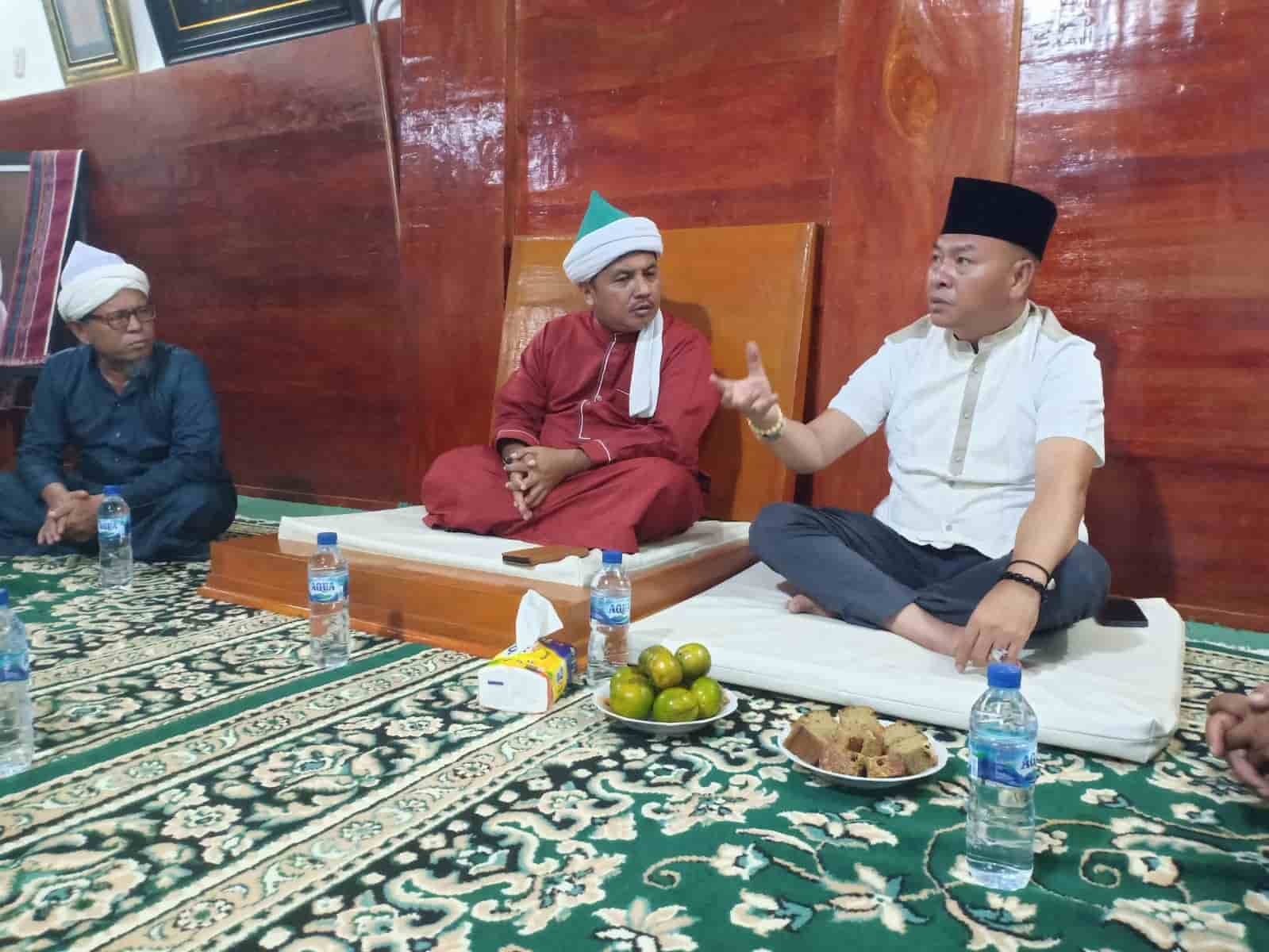 Mantan Bupati Tapanuli Utara 2 Periode DR. Drs. Nikson Nababan, M.Si yang juga Ketua DPC PDI Perjuangan Tapanuli Utara saat bertemu Tuan Guru Batak (TGB) Syekh Dr. H. Ahmad Sabban El-Ramaniy Rajagukguk, M.A di Simalungun, Rabu (24/4/2024). (kedannews.com/ist).