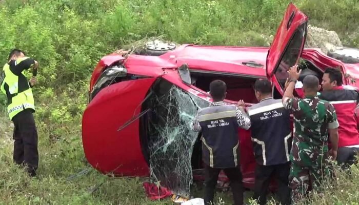 Diduga Sopir Mengantuk, Mobil Brio Merah Menghantam Batas Jalan Tol Kuala Bingai-Tanjung Pura