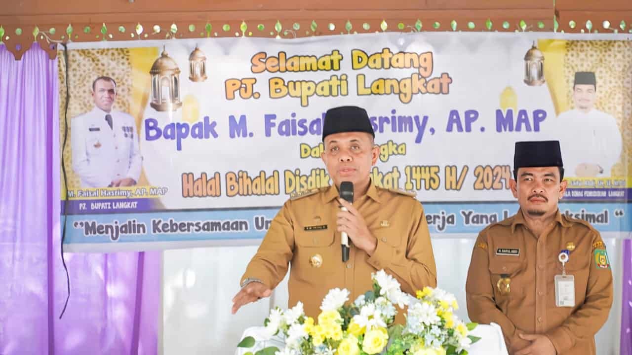 PJ Bupati Kabupaten Langkat H. M. Faisal Hasrimy, AP., M.AP saat pidato sambutan pada kegiatan Halal Bihalal Dinas Pendidikan Kabupaten Langkat, Selasa (23/04/2024). (kedannews.com/ist).