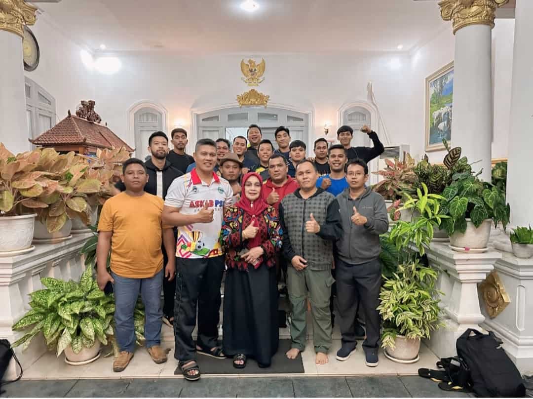 Plt. Bupati Labuhanbatu Hj. Ellya Rosa Siregar, S.Pd, MM Saat Melepas Rombongan Disporabudpar Ke Kabupaten Samosir, Sabtu (20/4/2024). (kedannews.com/ist).