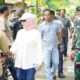 Plt. Bupati Labuhanbatu Hj. Ellya Rosa Siregar, S.Pd MM Saat Meninjau Lokasi Yang Akan Dilaksanakan Kegiatan TMMD di Desa Selat Betung Kecamatan Panai Tengah, Minggu (14/4/2024). (kedannews.com/istimewa).