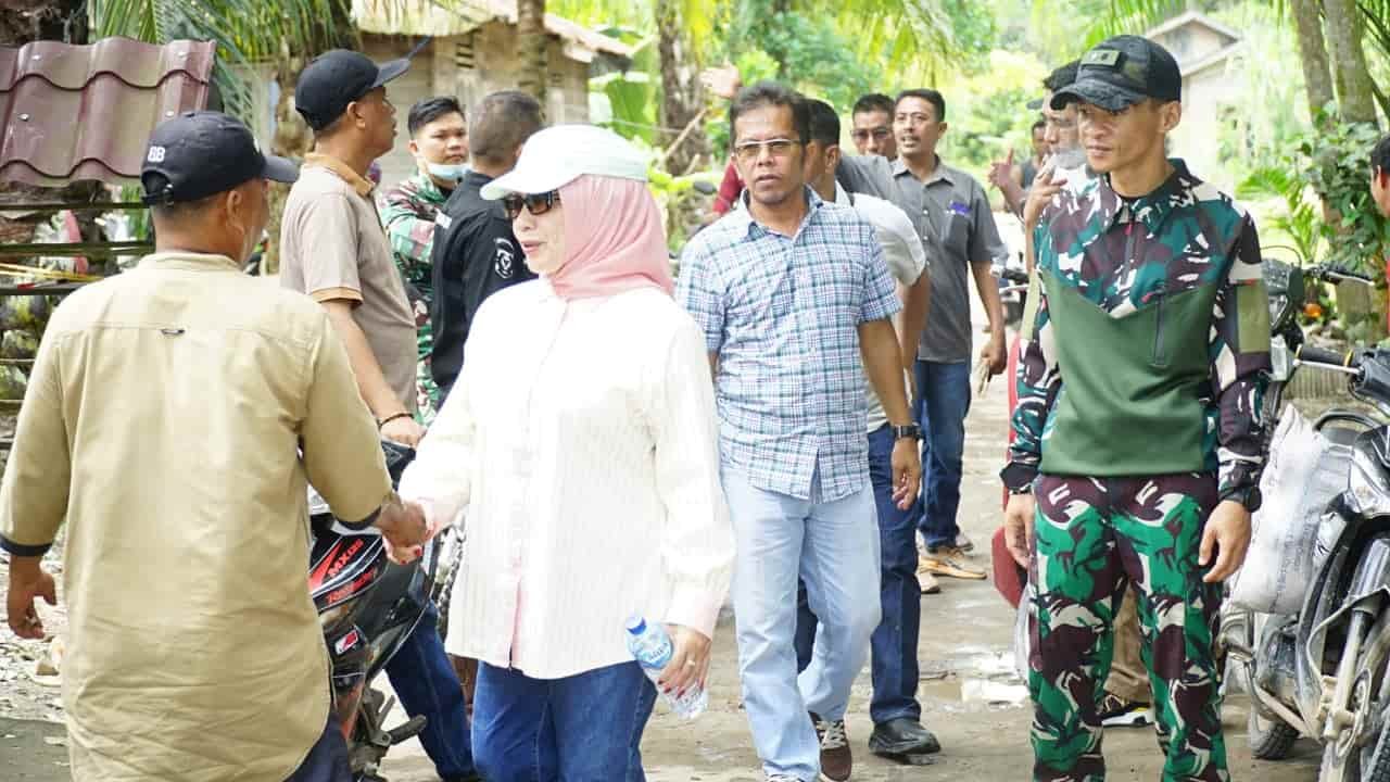 Plt. Bupati Labuhanbatu Hj. Ellya Rosa Siregar, S.Pd MM Saat Meninjau Lokasi Yang Akan Dilaksanakan Kegiatan TMMD di Desa Selat Betung Kecamatan Panai Tengah, Minggu (14/4/2024). (kedannews.com/istimewa).