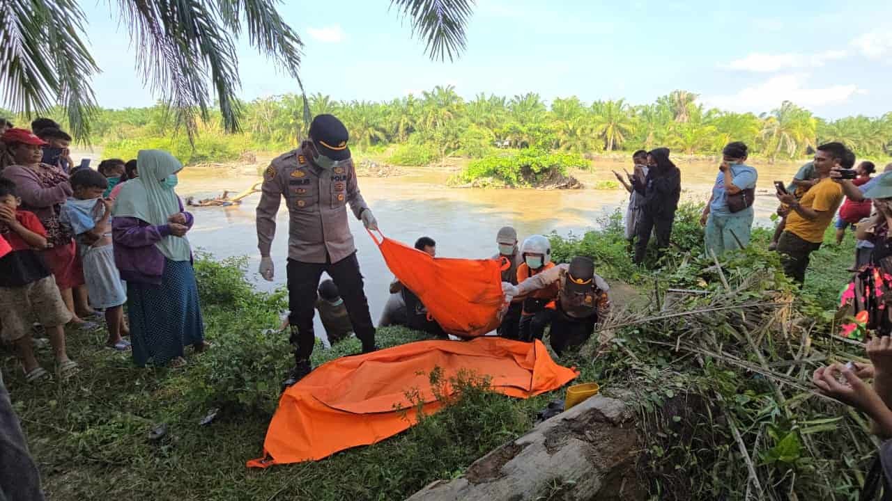 Polsek Indrapura saat evakuasi penemuan mayat MR-X dialiran sungai dalu-dalu yang berada di Dusun IV Desa Tanjung Muda, Kecamatan Air Putih, Kabupaten Batu Bara, Rabu (24/042024) sekira pukul 14.00 WIB. (kedannews.com/Amin).