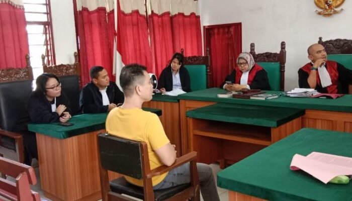 Dituntut 3 Tahun 6 Bulan Penjara, Cien Siong Bersama Pengacaranya Ajukan Pledoi