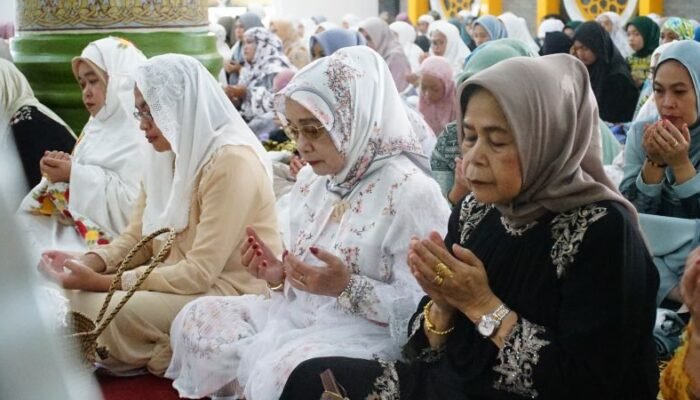Plt. Bupati Labuhanbatu Salat Ied Bersama Warga di Masjid Raya Al Ikhlas 