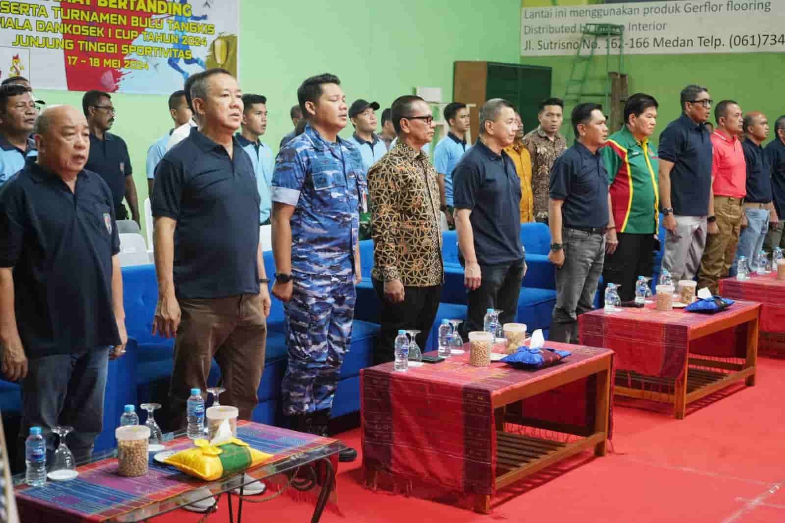 Saat pembukaan Turnamen Bulutangkis Piala Dankosek I Cup Tahun 2024 yang diadakan di Gor Badminton Malibo, Jumat (17/5/2024). (kedannews.com/ist).