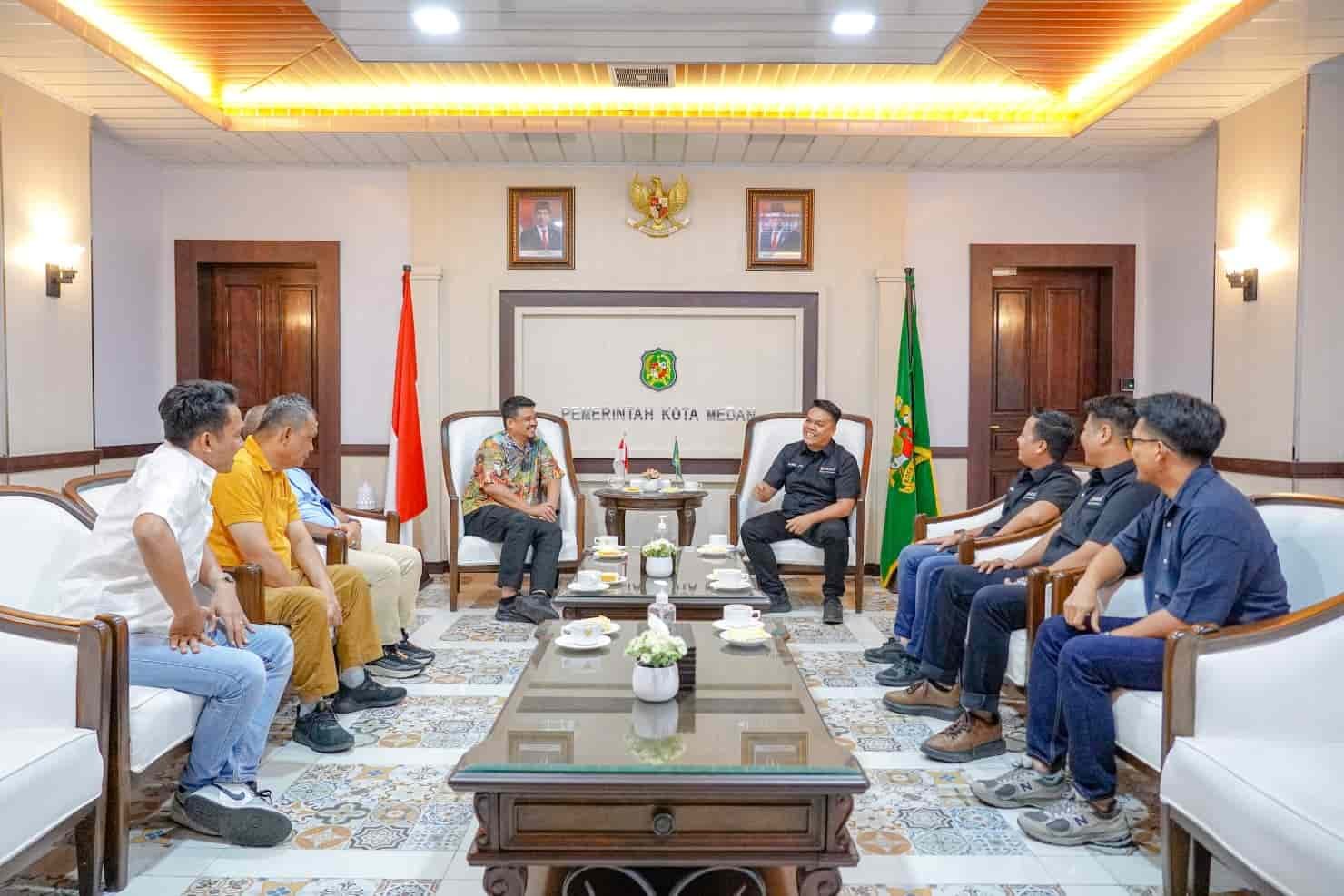 Wali Kota Medan Bobby Nasution saat menerima kunjungan pengurus PAKSU di Balai Kota Medan, Selasa (23/4/2024). (kedannews.com/ist).
