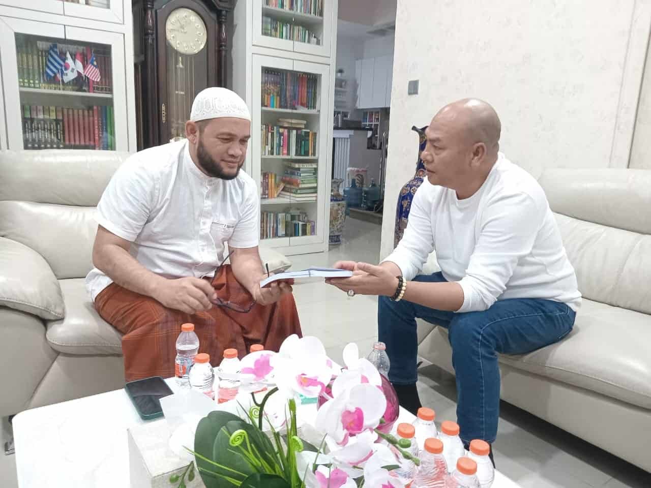 Dr. Drs. Nikson Nababan, M.Si saat bincang-bincang dengan Ketua Pimpinan Wilayah Al Washliyah Sumut, Ustadz Dr. H. Dedi Iskandar Batubara, S.Sos, SH, MSP, Medan, Minggu (05/5/2024). (kedannews.com/ist).