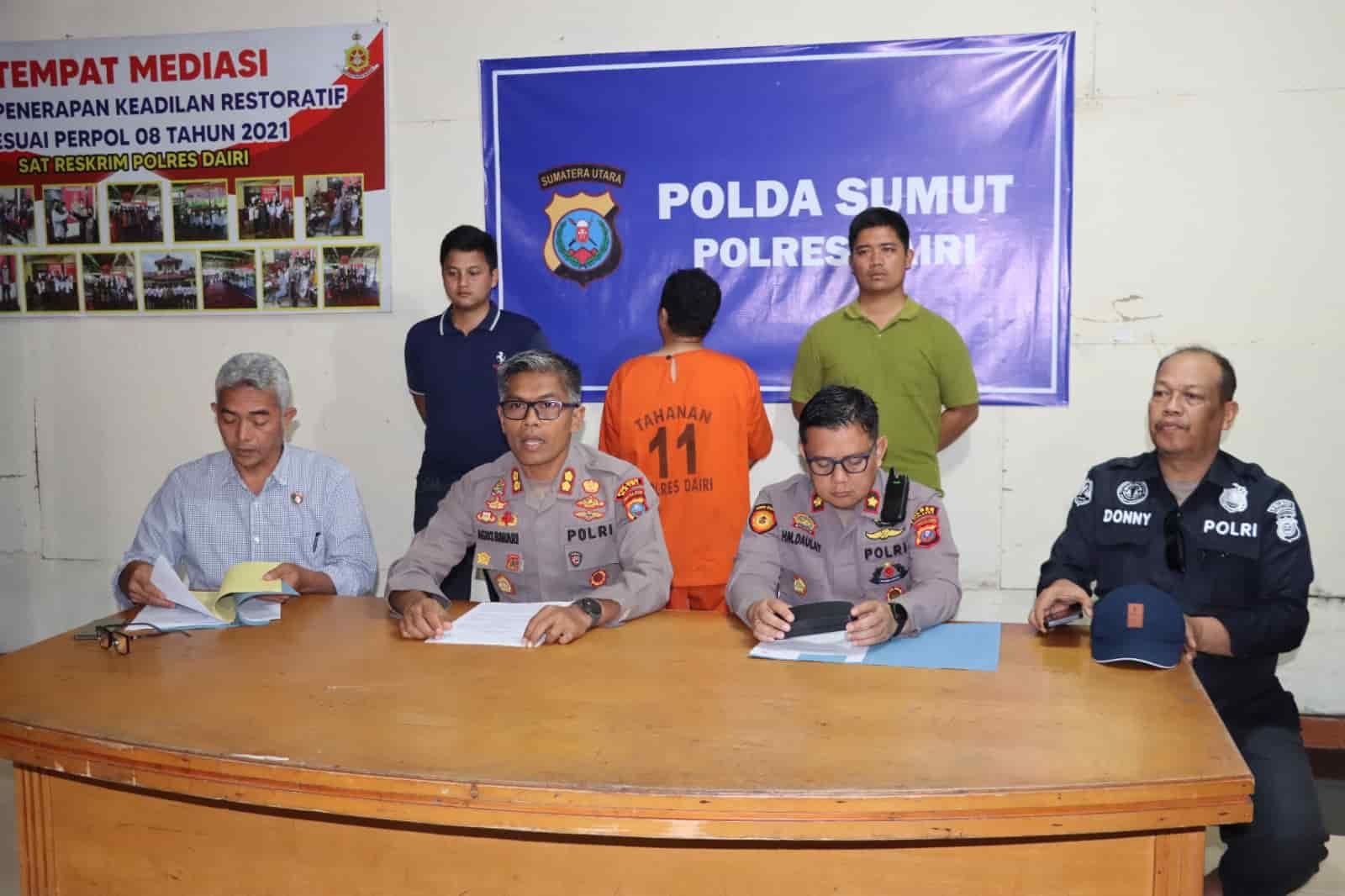 Dugaan tersangka BSN saat membelakangi kamera pada pres release diruang sat reskrim Polres Dairi, Sabtu (11/5/2024). (kedannews.com/Sondang Silalahi).