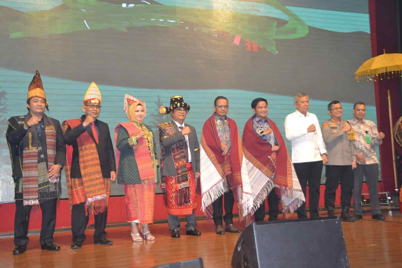 Foto bersama saat kongres ke VIII IPPAT yang berlangsung di Hotel Adimulia Medan, Sumatera Utara, Kamis (16/5/2024). (kedannews.com/ist).