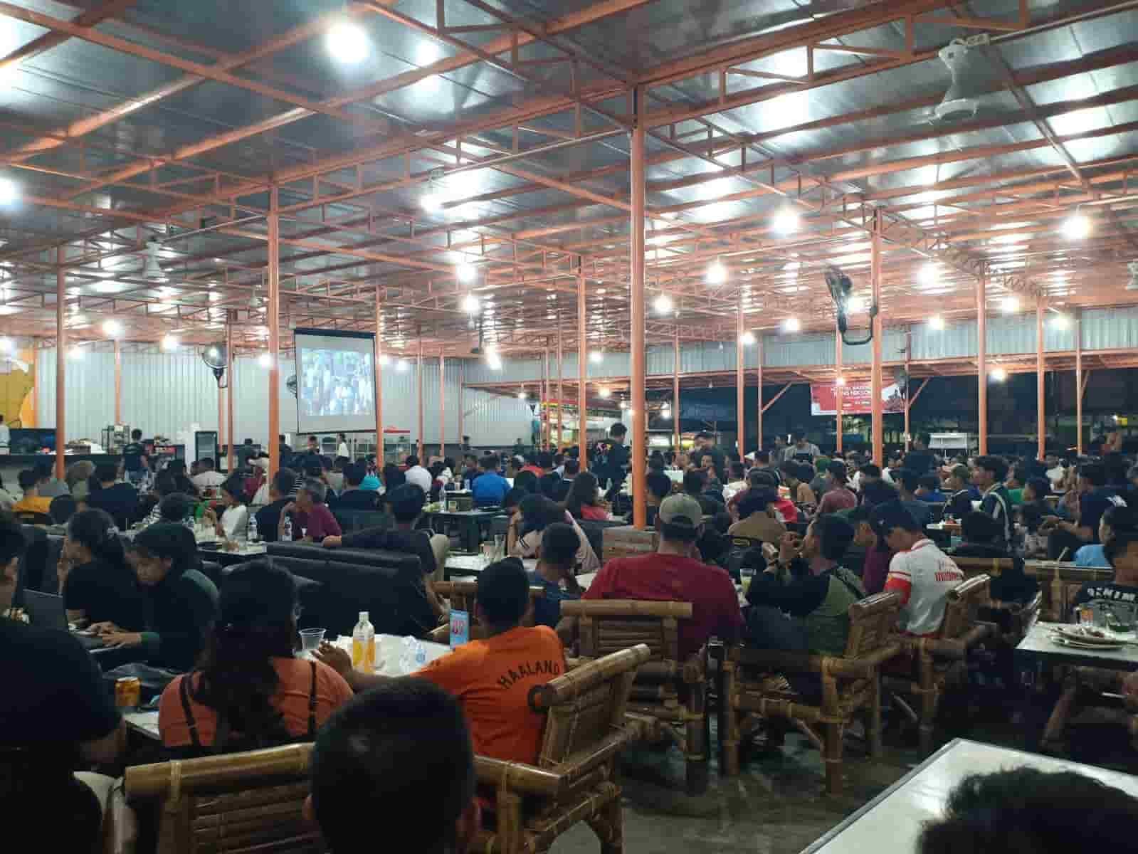 Massa Gerakan Sahabat Nikson (GSN) saat Nobar (Nonton bareng) piala AFC U-23 bertempat di Rencong Kupi Jalan William Iskandar Komplek MMTC, Senin (29/04/2024). (kedannews.com/ist).