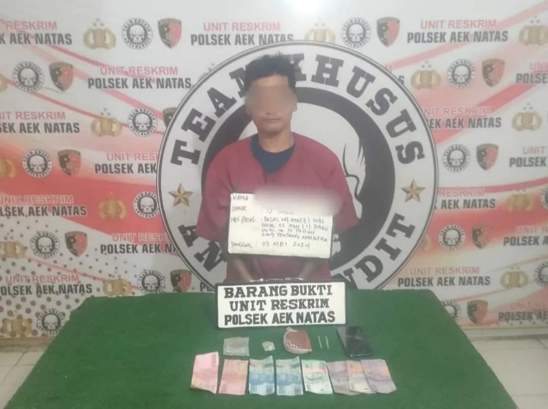 HS alias Ucin dan barang bukti sabu Serta sejumlah uang tunai saat di gelandang di Polsek Aek Natas Kabupaten Labuhanbatu Utara, Jumat (3/5/2024). (kedannews.com/ist).