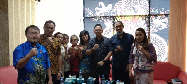 Anggota DPRD Medan yang juga Ketua Permabudhi Sumatera Utara, Wong Chun Sen Menerima Audensi Panitia Perayaan Paskah Persekutuan Umat Kristiani Sumatera Utara (PUKSU Sumut. (kedannews.com/Aris) .