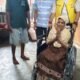 Anggota DPRD yang juga Ketua Permabudhi Sumatera Utara, Wong Chun Sen bersama Donatur Tony Wong berikan bantuan kursi Roda Buat Nenek Saminah yang alami kelumpuhan selama 4 Tahun. (kedannews.com/Aris)