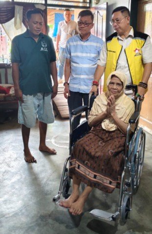 Anggota DPRD yang juga Ketua Permabudhi Sumatera Utara, Wong Chun Sen bersama Donatur Tony Wong berikan bantuan kursi Roda Buat Nenek Saminah yang alami kelumpuhan selama 4 Tahun. (kedannews.com/Aris)