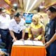 Plt. Bupati Labuhanbatu Hj. Ellya Rosa Siregar, S.Pd, MM Saat Menandatangani MOU dengan Kepala Divisi Regional Provinsi Sumatera Utara PT. KAI Persero Mhd. Arif Fatur Rohman di Gerbong Kereta Wijaya Kusuma Rantauprapat -Mambang Muda, Minggu (19/5/2024). (kedannews.com/ist).