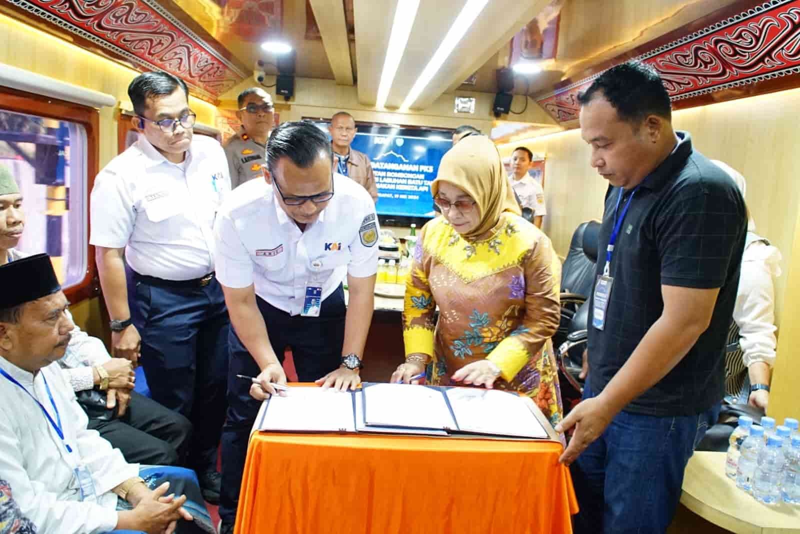 Plt. Bupati Labuhanbatu Hj. Ellya Rosa Siregar, S.Pd, MM Saat Menandatangani MOU dengan Kepala Divisi Regional Provinsi Sumatera Utara PT. KAI Persero Mhd. Arif Fatur Rohman di Gerbong Kereta Wijaya Kusuma Rantauprapat -Mambang Muda, Minggu (19/5/2024). (kedannews.com/ist).