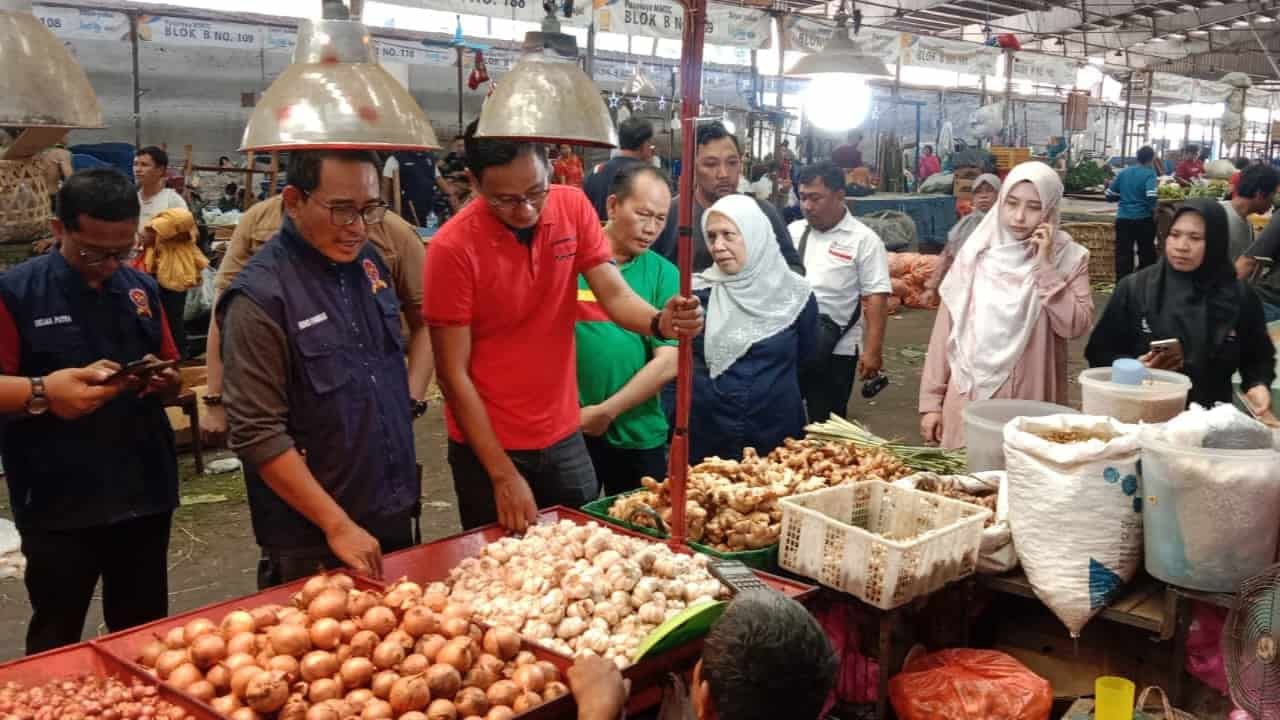 Komisi Pengawasan Persaingan Usaha (KPPU) Kantor Wilayah I Bersama Disperindag, Dinas Pertanian, Bulog, Bank Indonesia saat melaksanakan peninjauan lapangan dan monitoring harga di dua Pasar Tradisional Petisah dan MMTC, Minggu (19/05/2024). (kedannews.com/Aris HST Sinurat).