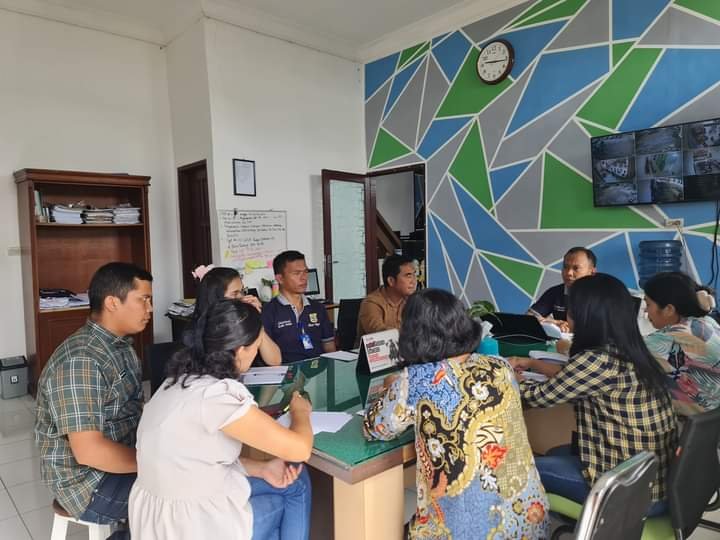 Kadis Dukcapil kabupaten Dairi Deddy Situmorang saat pimpin rapat terbatas di kantornya, Jumat (17/5/2024).(kedannews.com/Sondang Silalahi)