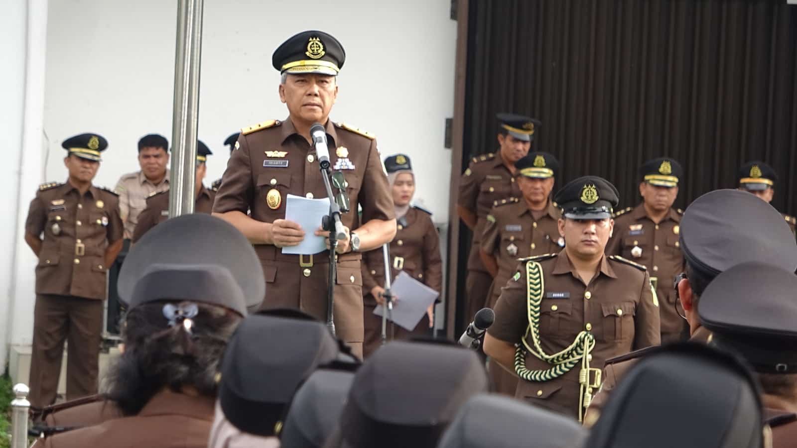Kajati Sumut Idianto, SH, MH saat pimpin upacara Harkitnas di halaman kantor Kejati Sumut, Jalan AH Nasution, Medan, Senin (20/5/2024). (kedannews.com/ist).