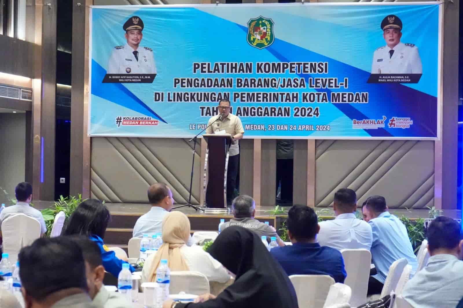 Kepala Badan Kepegawaian dan Pengembangan Sumber Daya Manusia Medan, Sutan Tolang Lubis saat pidato sambutan membuka kegiatan di Hotel LePolonia, Selasa (23/4). (kedannews.com/ist).