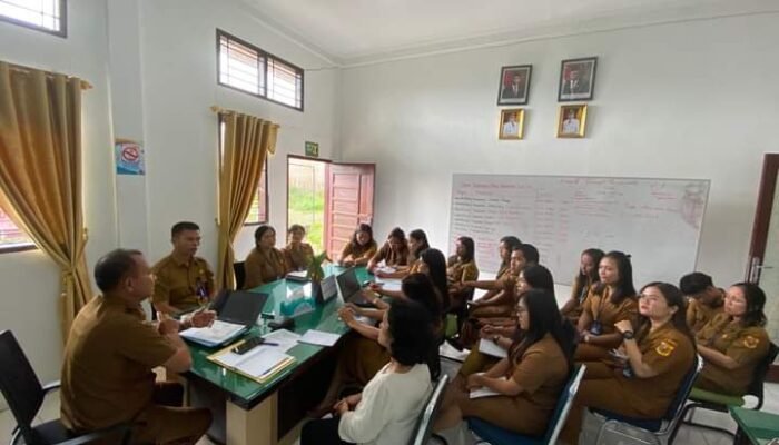 Kadis Dukcapil Dairi Pimpin Rapat Dengan Petugas Layanan